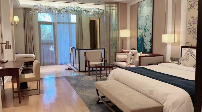 【全网首发】暴力剪烂气质姐姐新买的美臀喇叭裤，狂操一线天极品美鲍，绝世好逼出水量恐怖惊人！堪比小便失禁！第一次见到姐姐全自动观音坐莲！