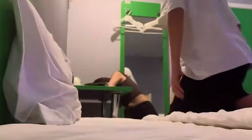 醉奸学长趁学妹喝醉，在床上强推摸奶大半天，学妹假装矜持死活不肯，还狠狠扇了学长一巴掌，没想到学长生气怒操并内射了 学妹！