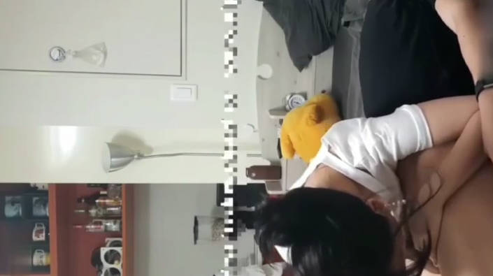 小情侣自拍修手时外泄高颜值美女精液口爆看到这骚样直接忍不住提着鸡巴就插进去