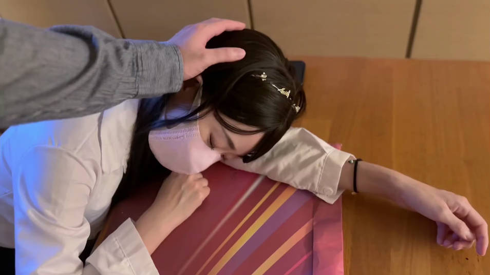 亚洲臀后爱莉班偷懒的女职员，被老板狠狠教训了一顿