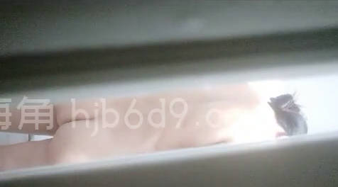 海角社区 半夜后妈在浴室里洗澡，被我闯入强上内射了