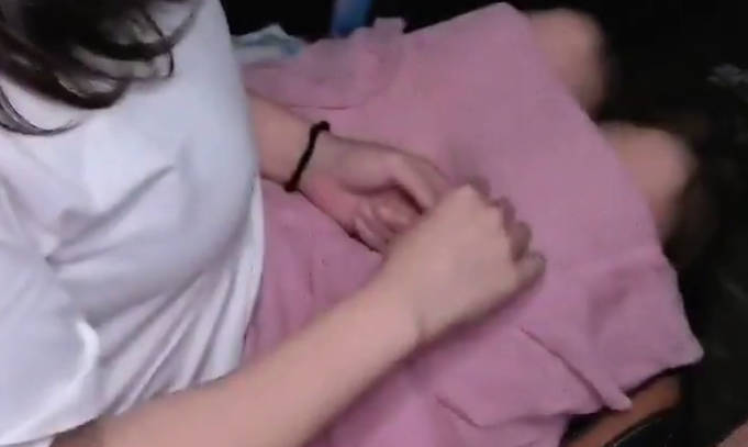 海角社区 对游游车库露出调教，车震做爱水乳交融，害羞与快感的双重冲击