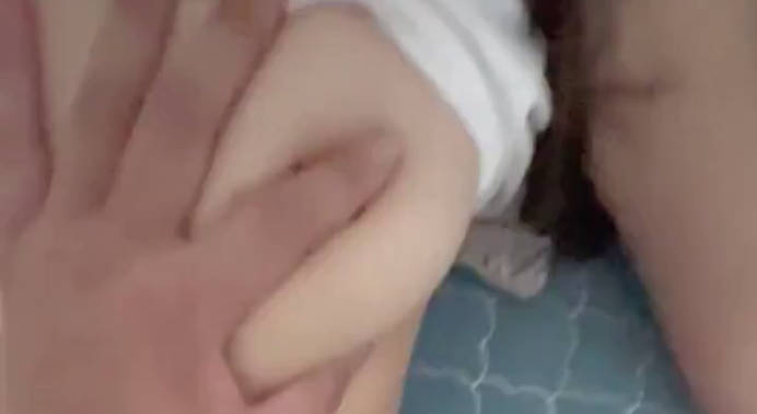 海角社区 妹妹在阳台打电话强制按在地板上操，床上拽着头发深顶，插的痛不欲生