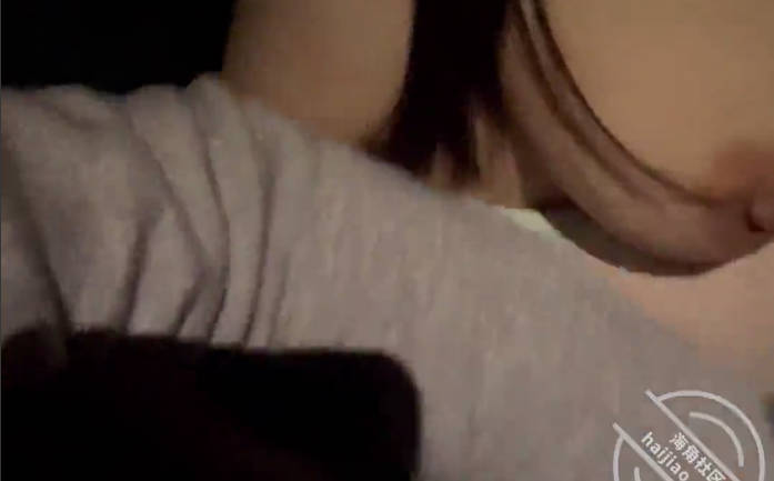 海角社区 姐姐喝多去厕所的时候，我尾随进去直接后入，裤子都弄湿了