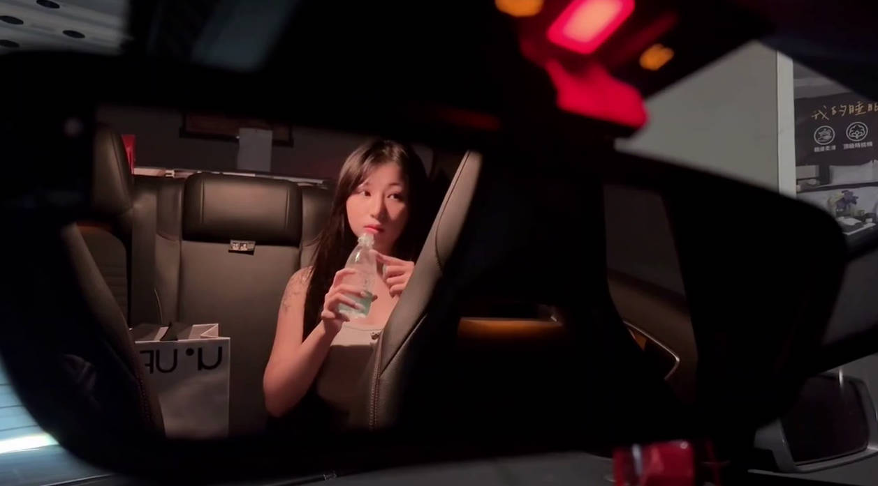 国产四级片 巨乳女神迷糊迷糊的我掉进司机大哥设下的圈套中