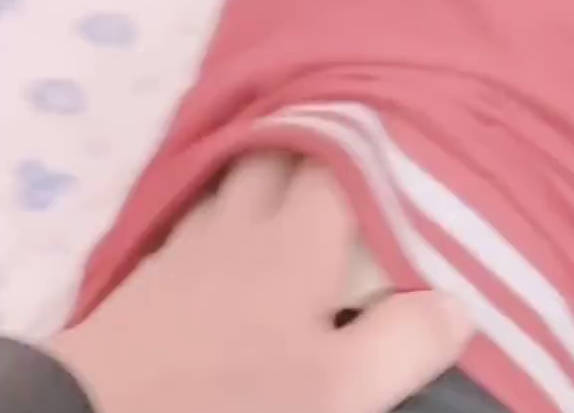 海角社区 亲妹妹9 趁妹妹写作业，偷偷的从后面压在她身上，插了进去…