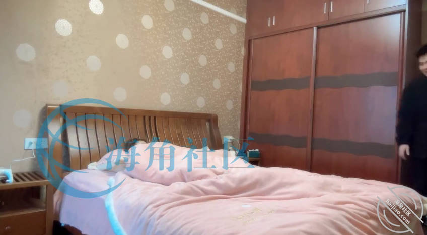 海角社区 早上趁爸妈在家，悄悄潜入姐姐房间（下）