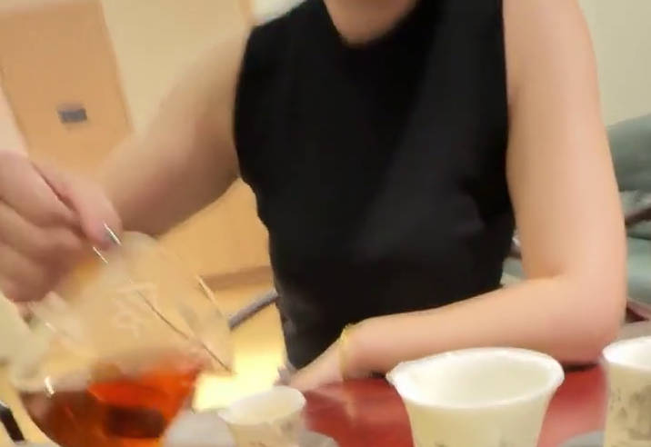 【海角原创】220茶馆把姐姐按在茶几上无情狂插，桌子上喷的都是水