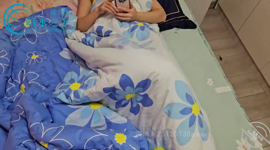 海角社区 疯狂输出表姐，就在一刹那表姐被操哭了，B又肿了