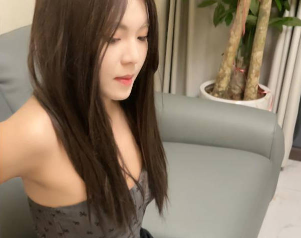 海角社区 趁老哥不在家,拿下他那超高颜值的老婆,光她那张脸就够我射得了