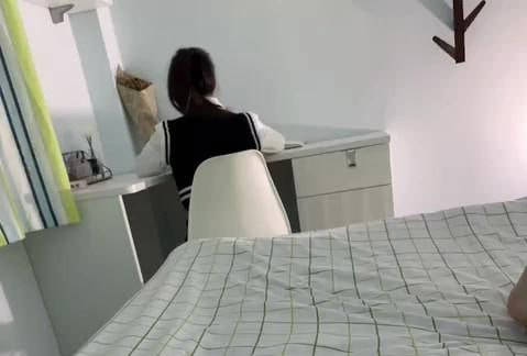 海角社区 拉着读书的表妹在床上用白丝为我足交！用力的冲撞表妹的白虎小穴!