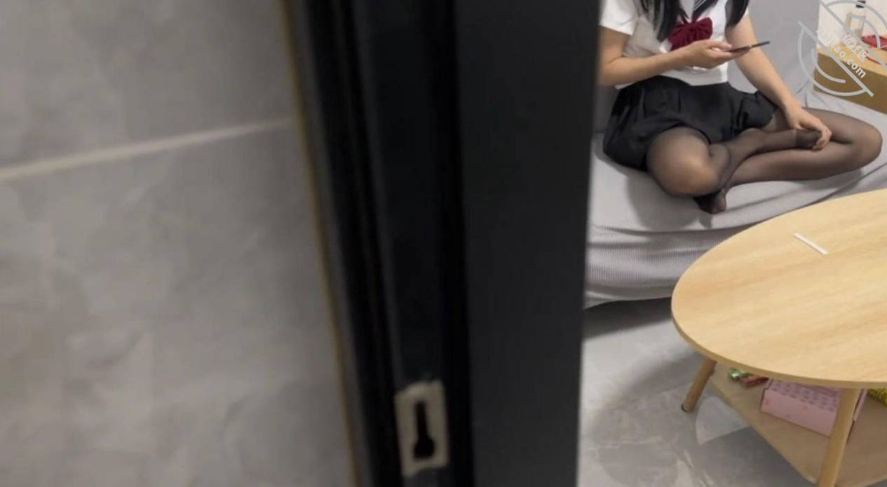 海角社区 忍不住强上了刚打扮好准备出去玩的妹妹，撕破黑丝绑住双手艹了起来