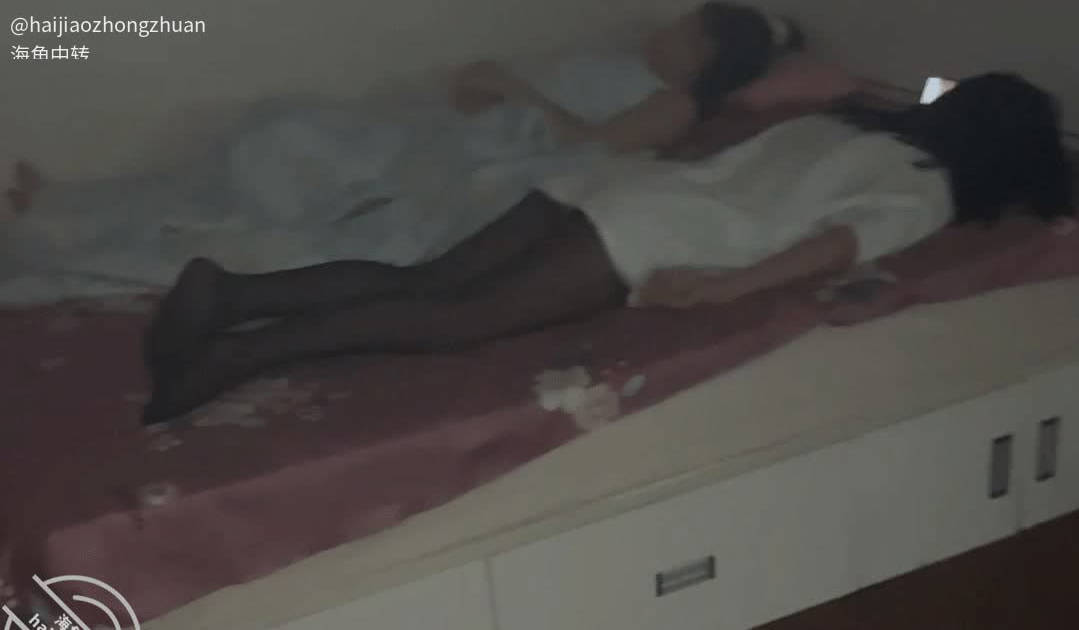 海角社区 邪恶的我别样双飞，看女儿和同学同时“睡熟”，老刘纵享丝滑