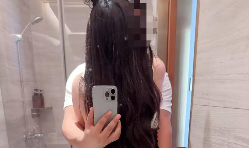 海角社区 骚货妹妹故意浪叫让别人听见了