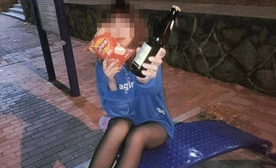 海角社区 小妈偷偷回家找我，在老爸她俩婚房做，看着他俩的婚纱照刺激后入！