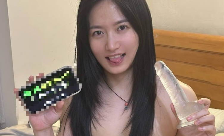 海角社区  喵咪老师 被持久处男操的翻白眼 骚逼喷水表情销魂