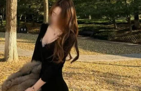 海友嫂子开启视频连线宠粉模式，粉丝大胆撩拨下，她原本娇羞的声音逐渐变得淫荡。嫂子被撩得欲火焚身