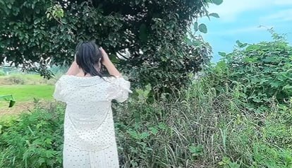 海角社区  小女是超人 我刚从学校出来 被姑姑忽悠到到床上骑在我的肉棒上